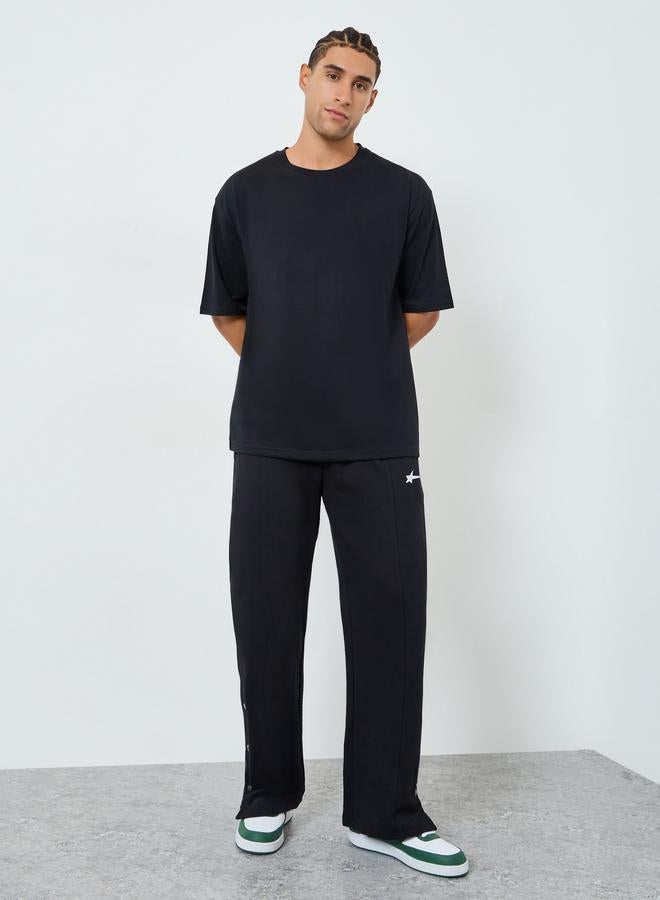 ستايلي جوغر بأرجل واسعة وتفاصيل مُطرّزة - Image 1